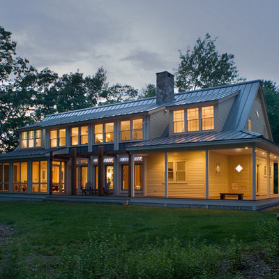 Mid-sized farmhouse two-story exterior home idea in Portland Maine