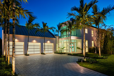 Photo of a large and white modern two floor render house exterior in Miami with a flat roof.
