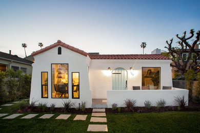 Diseño de fachada de casa blanca clásica renovada de tamaño medio de una planta con revestimiento de estuco