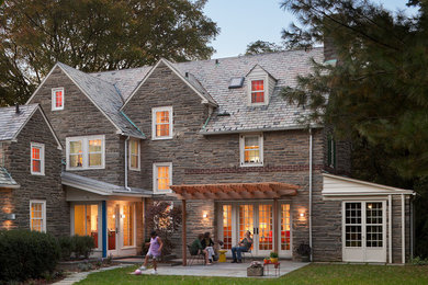 フィラデルフィアにあるトラディショナルスタイルのおしゃれな家の外観 (石材サイディング) の写真