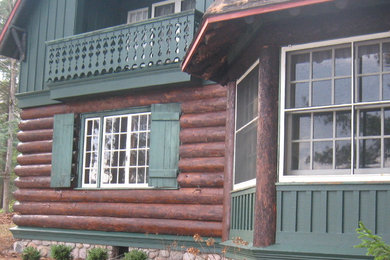 Modelo de fachada marrón rural grande de dos plantas con revestimientos combinados y tejado a dos aguas