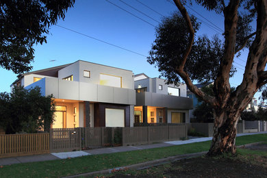 Immagine della facciata di una casa grande bianca contemporanea a due piani con rivestimenti misti