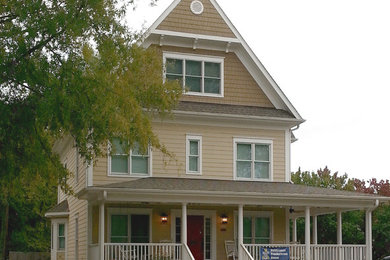 Ejemplo de fachada beige tradicional pequeña de tres plantas con revestimientos combinados y tejado a dos aguas