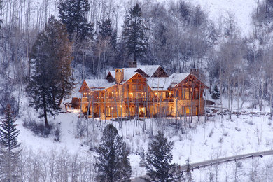 Diseño de fachada de casa marrón tradicional grande de tres plantas con revestimiento de madera, tejado a dos aguas y tejado de teja de madera