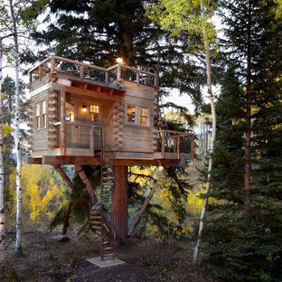 Immagine della facciata di una casa rustica con rivestimento in legno