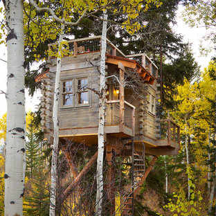 Immagine della facciata di una casa rustica con rivestimento in legno