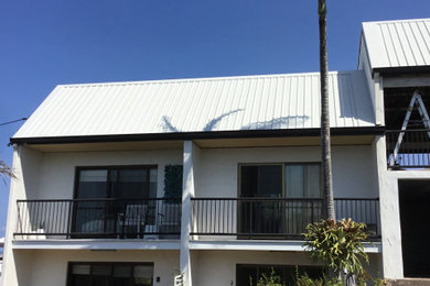 Klassisches Einfamilienhaus mit Metallfassade und Blechdach in Brisbane