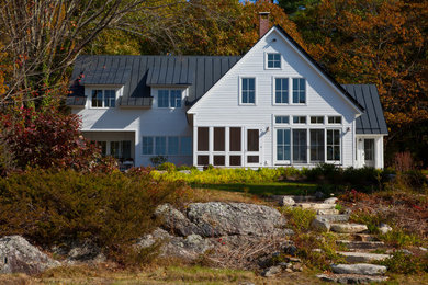 Idee per la facciata di una casa bianca contemporanea a due piani con rivestimento in legno e tetto a capanna