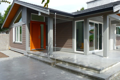Diseño de fachada gris contemporánea pequeña de una planta con revestimiento de madera