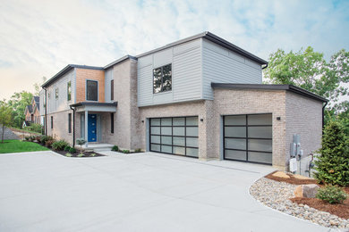 Large minimalist exterior home photo in Cincinnati