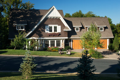 Modelo de fachada de casa marrón de estilo americano grande de dos plantas con revestimiento de madera
