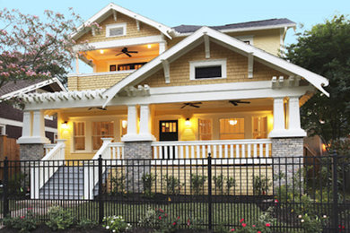 Diseño de fachada amarilla de tamaño medio de dos plantas con revestimiento de madera