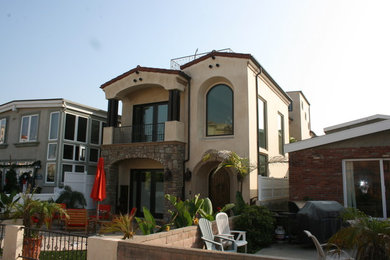 Design ideas for a contemporary house exterior in Los Angeles.