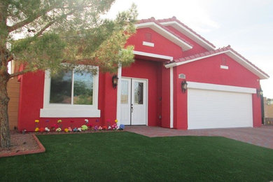 Modelo de fachada roja de estilo de casa de campo de tamaño medio de dos plantas con revestimiento de estuco y tejado a dos aguas