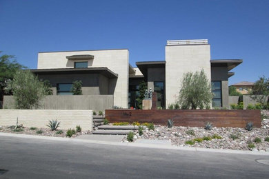 Diseño de fachada beige actual de tamaño medio de dos plantas con revestimiento de aglomerado de cemento y tejado plano