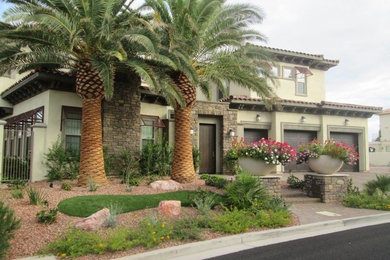 Foto de fachada beige exótica grande de dos plantas con revestimiento de estuco y tejado plano