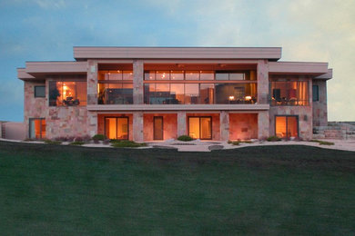 デンバーにあるラグジュアリーなコンテンポラリースタイルのおしゃれな家の外観 (石材サイディング) の写真