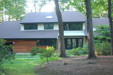 Ejemplo de fachada de casa blanca moderna de tamaño medio de dos plantas con revestimiento de madera, tejado a dos aguas y tejado de teja de madera