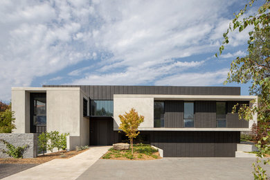 Diseño de fachada de casa contemporánea de dos plantas con revestimiento de metal