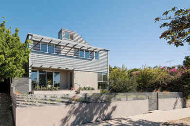 Imagen de fachada de casa gris contemporánea grande de dos plantas con revestimientos combinados, tejado plano y techo verde