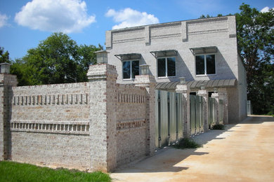 Diseño de fachada gris actual de tamaño medio de dos plantas con revestimiento de ladrillo y tejado plano