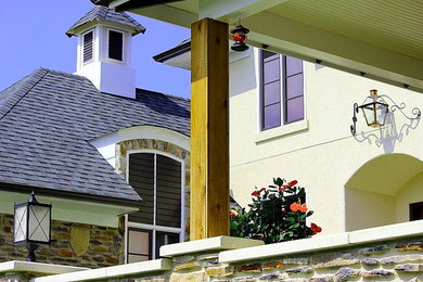 Example of an exterior home design in Louisville