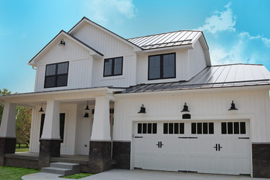 Diseño de fachada de casa blanca de estilo americano de tamaño medio de dos plantas con revestimiento de madera y tejado a dos aguas