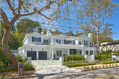 Diseño de fachada de casa blanca de estilo americano grande de dos plantas con revestimiento de ladrillo, tejado a cuatro aguas y tejado de teja de madera