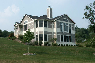 Exempel på ett modernt beige hus, med allt i ett plan och blandad fasad