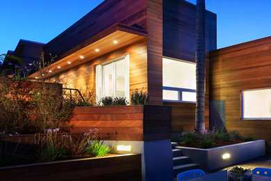 Idee per la facciata di una casa contemporanea a due piani con rivestimento in legno