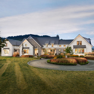 Großes, Zweistöckiges, Weißes Landhausstil Einfamilienhaus mit Faserzement-Fassade, Satteldach und Blechdach in Vancouver