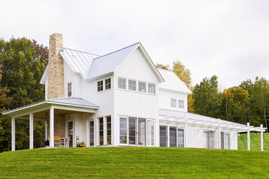 Idée de décoration pour une façade de maison blanche design de taille moyenne et à un étage.