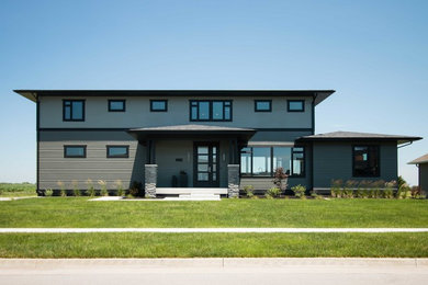 Imagen de fachada de casa gris minimalista de tamaño medio de dos plantas con revestimiento de madera y tejado plano