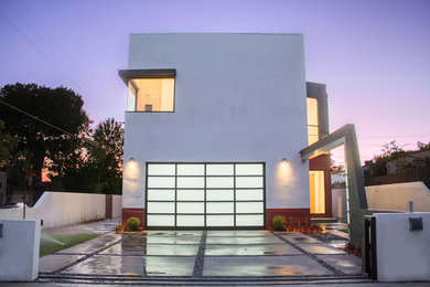 Großes, Zweistöckiges Modernes Einfamilienhaus mit weißer Fassadenfarbe, Flachdach und Mix-Fassade in Los Angeles