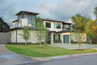 Immagine della facciata di una casa beige contemporanea a due piani di medie dimensioni con rivestimenti misti e tetto a padiglione