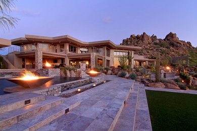 フェニックスにある高級な中くらいなコンテンポラリースタイルのおしゃれな家の外観 (石材サイディング) の写真