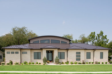 Example of an exterior home design in Cedar Rapids