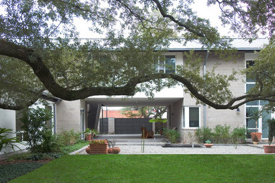 Cette photo montre une grande façade de maison blanche tendance à un étage avec un toit à deux pans et un revêtement mixte.
