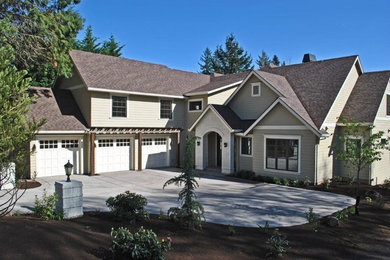 Diseño de fachada de casa gris contemporánea grande de dos plantas con revestimiento de aglomerado de cemento, tejado a dos aguas y tejado de teja de madera