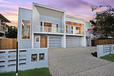 Diseño de fachada de casa pareada gris contemporánea de dos plantas con revestimiento de madera