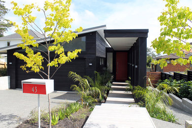 Einstöckiges Modernes Haus mit schwarzer Fassadenfarbe in Auckland