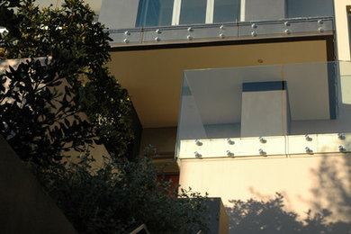 シドニーにあるコンテンポラリースタイルのおしゃれな家の外観 (コンクリートサイディング、マルチカラーの外壁) の写真