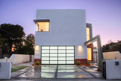 На фото: двухэтажный, белый частный загородный дом среднего размера в стиле модернизм с облицовкой из цементной штукатурки и плоской крышей с