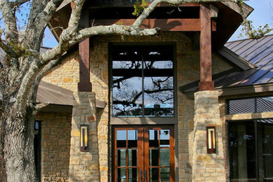 Diseño de fachada marrón contemporánea grande de dos plantas con revestimiento de piedra