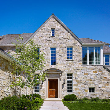 CONTEXTUAL HOUSE ON THE LAKE