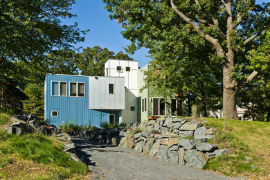 Идея дизайна: дом среднего размера в стиле модернизм с разными уровнями, комбинированной облицовкой и плоской крышей