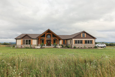 Modelo de fachada de casa multicolor y marrón rural grande de una planta con revestimiento de aglomerado de cemento, tejado a dos aguas, tejado de teja de madera y panel y listón