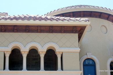 Diseño de fachada beige mediterránea extra grande de dos plantas con revestimiento de piedra