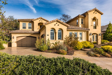 Zweistöckiges Mediterranes Einfamilienhaus mit Putzfassade, brauner Fassadenfarbe und Ziegeldach in Sacramento