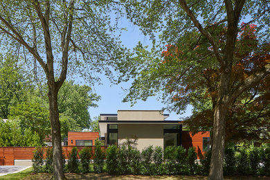 Imagen de fachada de casa gris contemporánea de tamaño medio de dos plantas con revestimiento de estuco, tejado plano y tejado de varios materiales